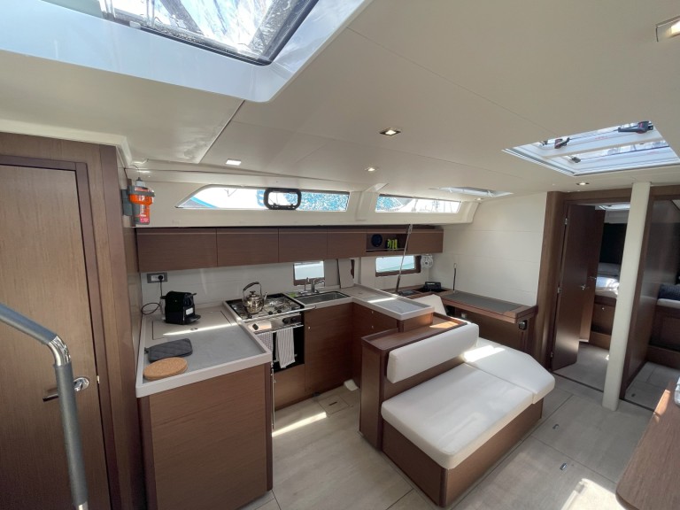 Charter a Bénéteau Oceanis 51.1 in Alimos on Samboat