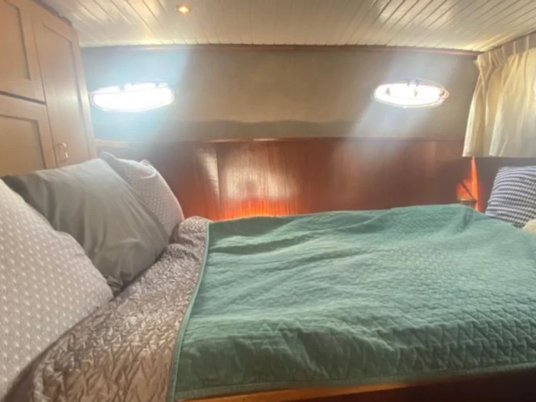 Motorboat to hire Gemeente Zeewolde at the best price