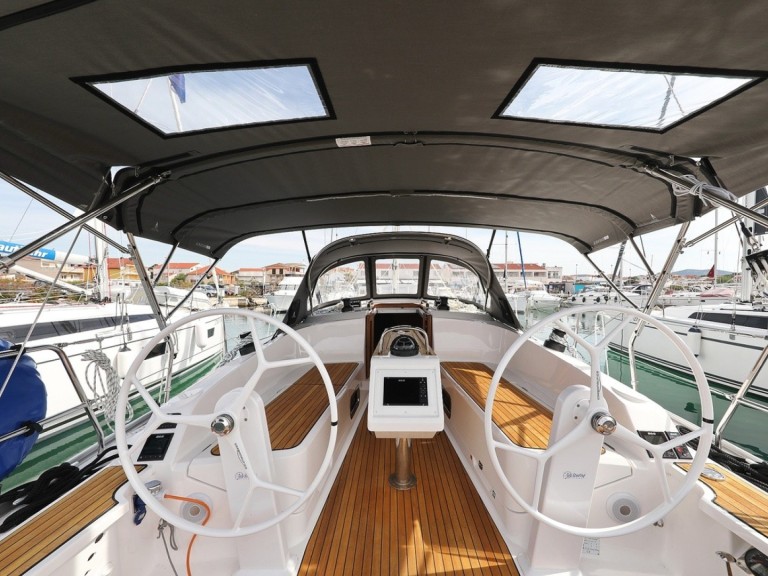 Yacht charter Pirovac - Bavaria Cruiser 37 on SamBoat