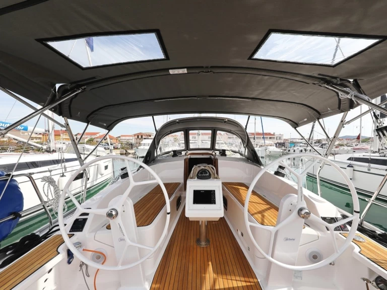 Yacht charter Pirovac - Bavaria Cruiser 37 on SamBoat