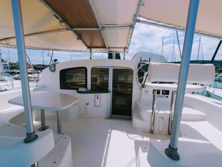 Hire Catamaran Fountaine Pajot with a boat licence