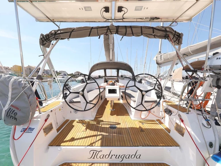 Charter a Bavaria Cruiser 41S in Jezera on Samboat