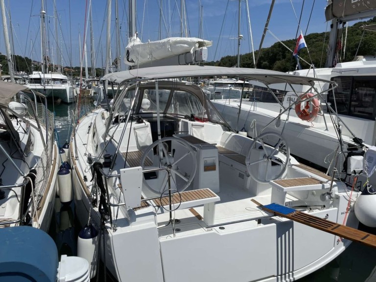 Yacht charter Pula - Bénéteau Oceanis 38.1 on SamBoat