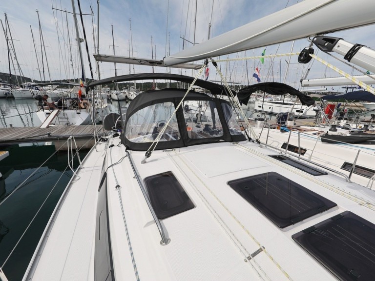 Charter a Bavaria Cruiser 37 in Pirovac on Samboat