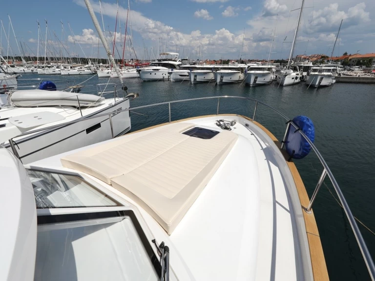 Luxury Yacht hire in Biograd na Moru - Greenline Yachts Greenline 33