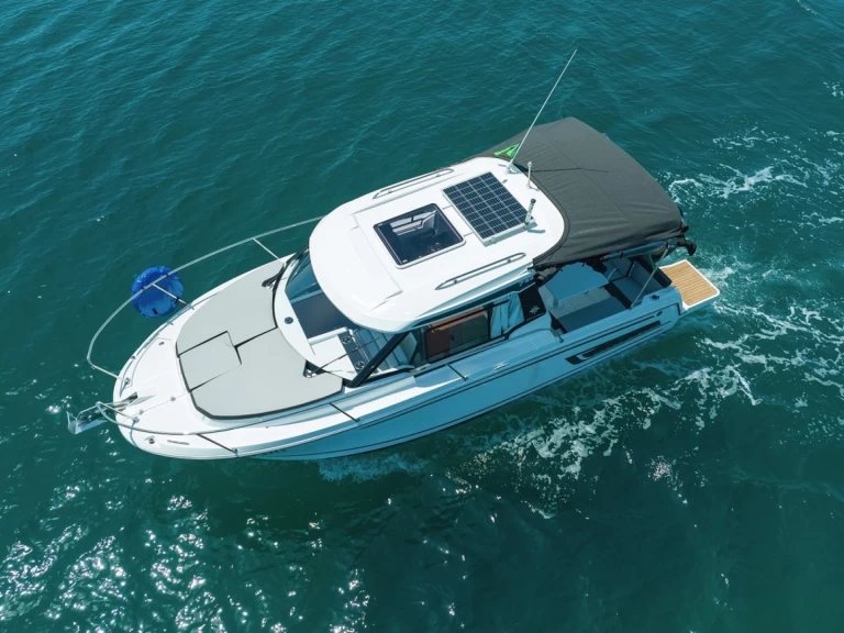 Hire Motorboat Jeanneau with a boat licence