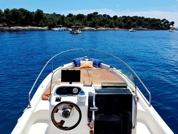 Hire Motorboat Mls with a boat licence