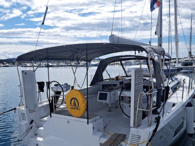 Charter a Dufour Dufour 470 in Sukošan on Samboat