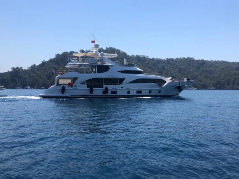 Hire Luxury Yacht Benetti with a boat licence