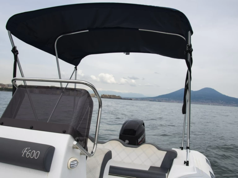 Charter a DOMAR f600 in Naples on Samboat