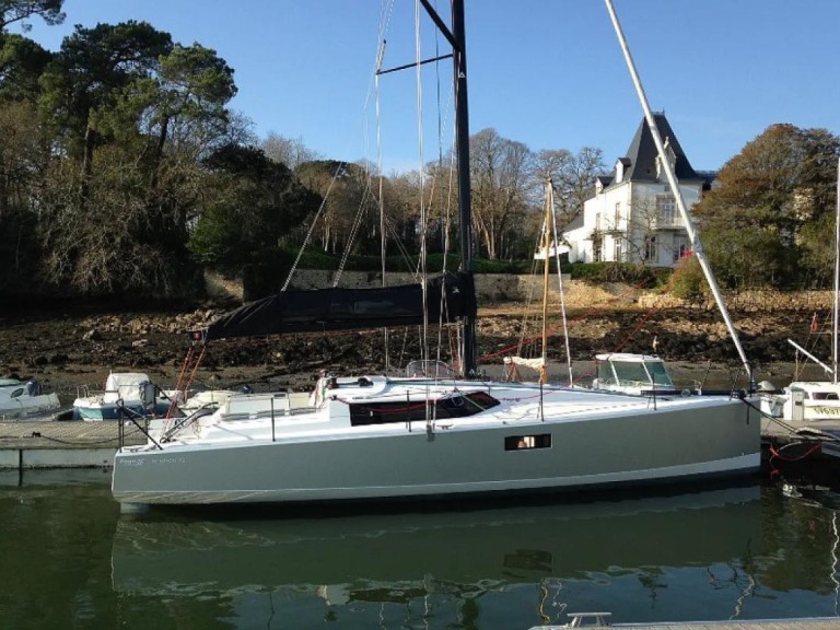 Yacht hire La Rochelle cheap Pogo 36
