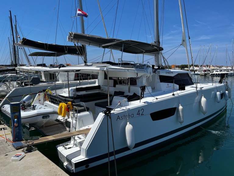 Catamaran hire in Sukošan - Fountaine Pajot Astrea 42