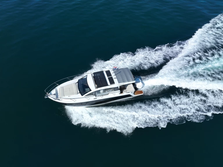Yacht hire Kaštela cheap Sealine C335V