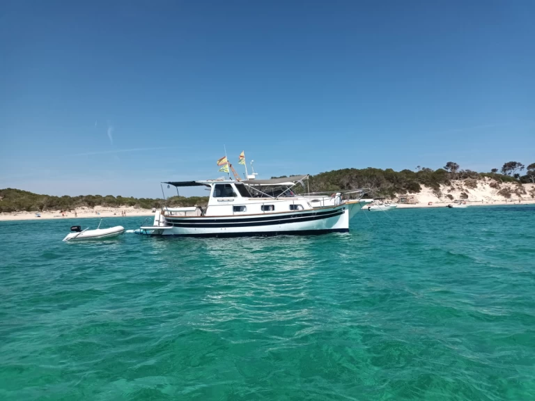 Hire Motorboat Majoni with a boat licence