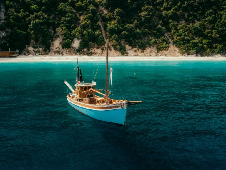 Yacht charter Perigiali -  Wooden Trawler on SamBoat