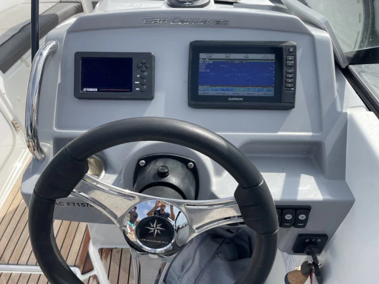 Yacht charter Grand Piquey - Jeanneau Cap Camarat 6.5 BR Serie 2 on SamBoat