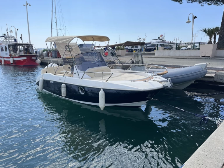 Hire Motorboat Sessa Marine with a boat licence