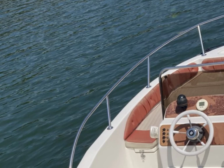 Motorboat to hire Lyon at the best price