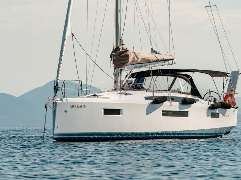 Sailboat to hire Volos at the best price