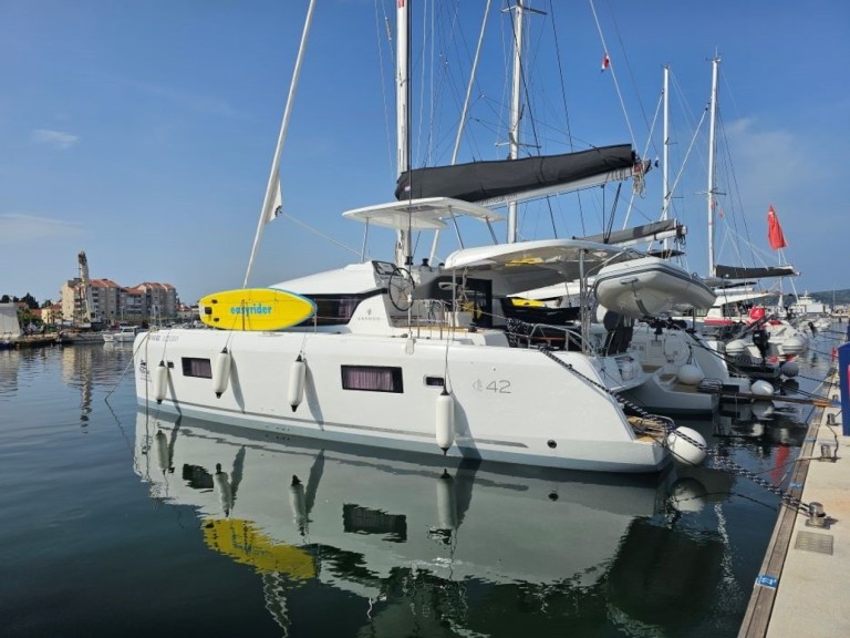 Hire Catamaran Lagoon with a boat licence