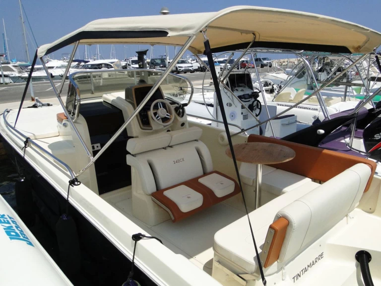 Charter a Invictus  CX 240 in Fréjus on Samboat
