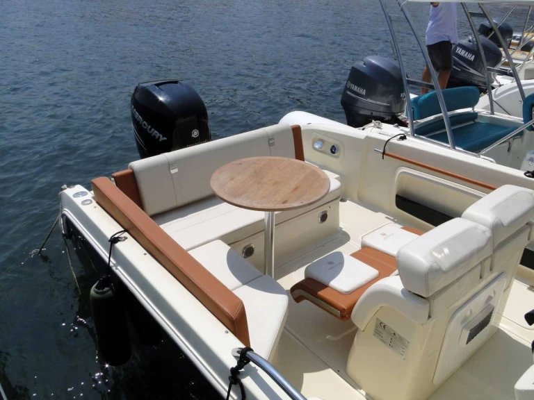 Hire Motorboat Invictus  with a boat licence