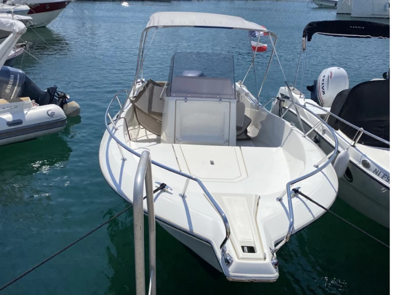 Hire Motorboat White Shark with a boat licence
