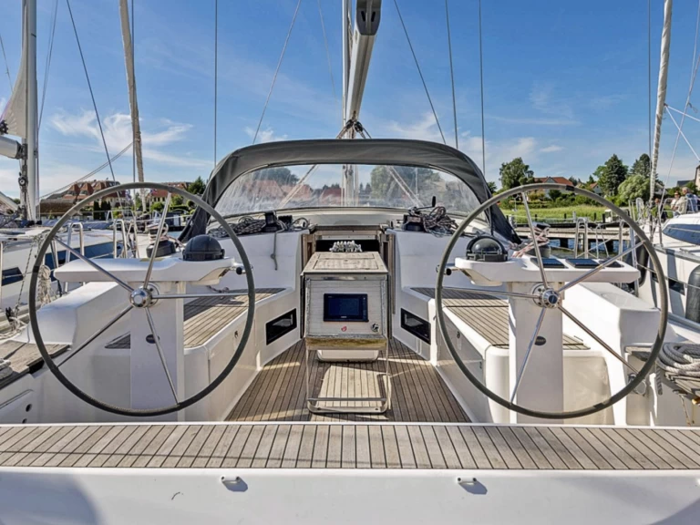 Sailboat hire in Breege - Bavaria Cruiser 45