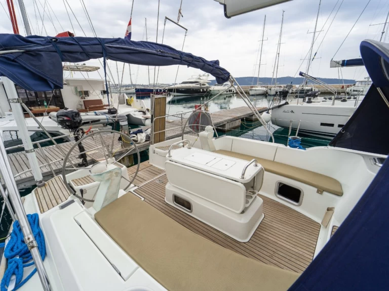 Sailboat to hire Kaštela at the best price