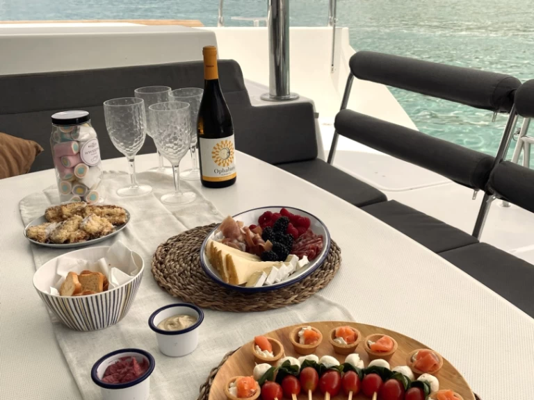 Charter a Lagoon Lagoon 400 S2 in Es Jondal on Samboat