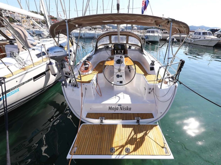 Sailboat hire in Jezera - Bavaria Cruiser 33