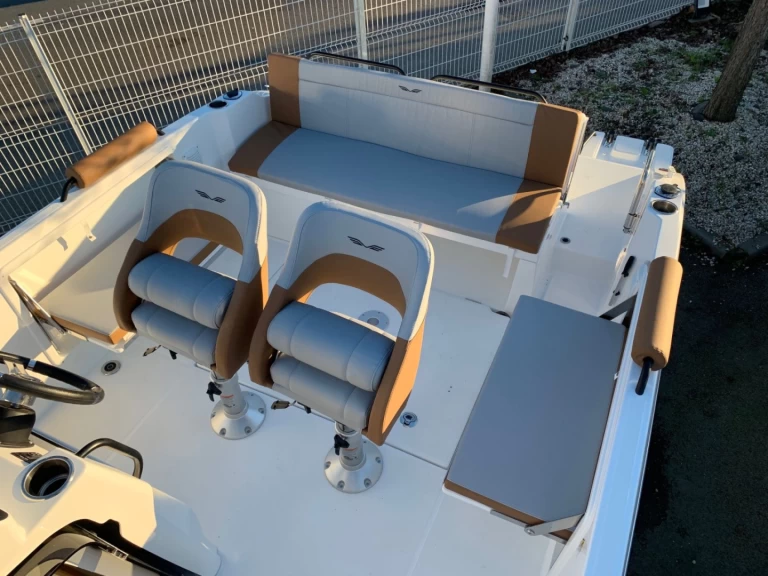 Hire a Bénéteau Flyer 7 SPACEdeck Lorient