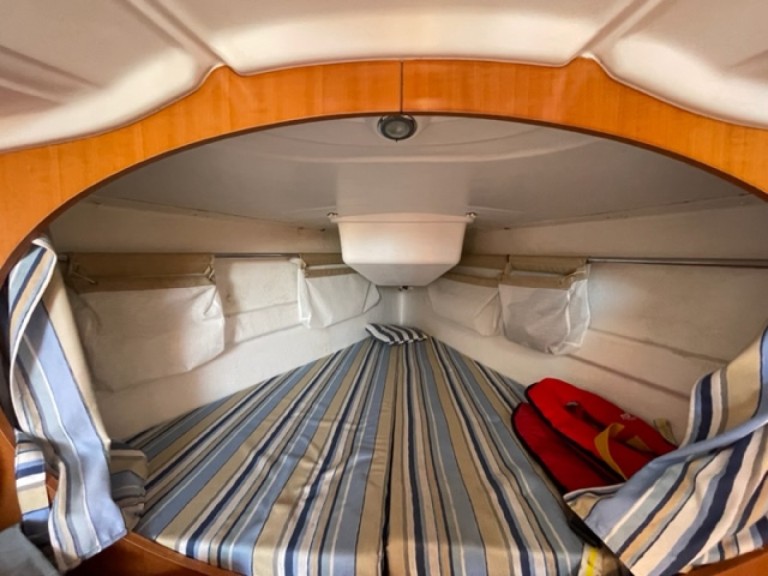 Charter a FIRST 27.7 FIRST 27.7 in La Rochelle on Samboat