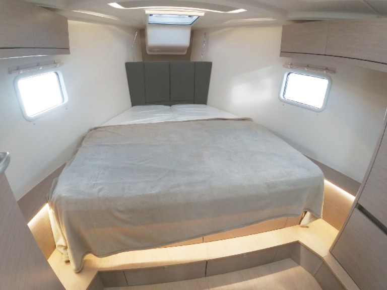 Hire a 69 HANSE 418 Hyères