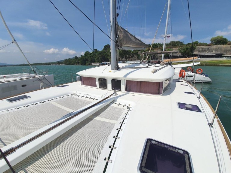 Hire Catamaran Lagoon with a boat licence