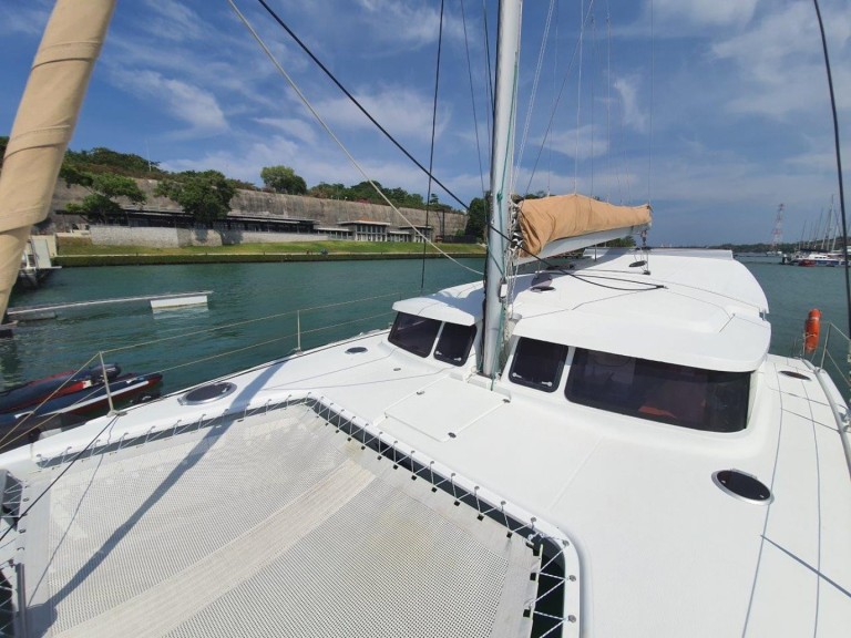 Catamaran hire in Mai Khao - Fountaine Pajot Mahe 36