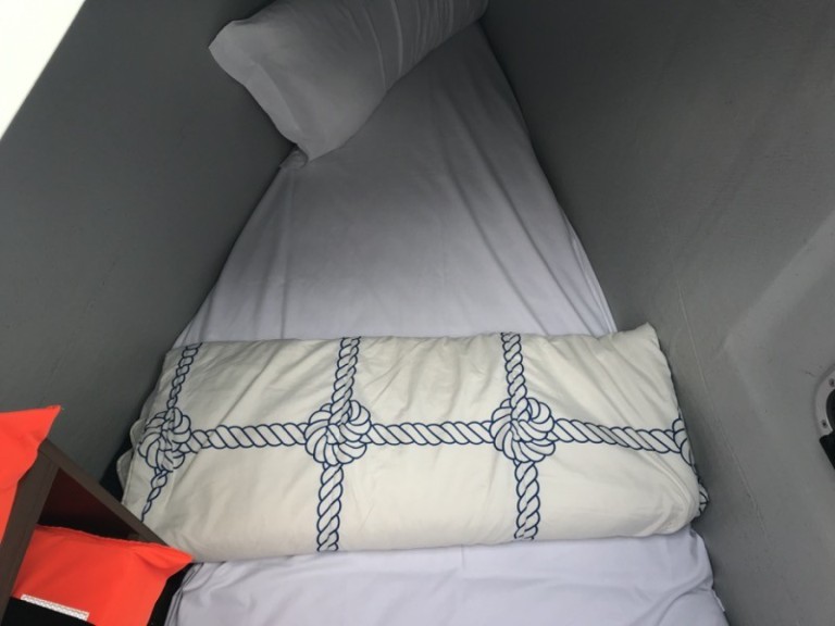 Hire Catamaran Lagoon with a boat licence