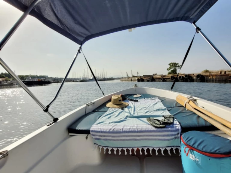 Charter a Quicksilver Quicksilver 410 Fish in Marseille on Samboat