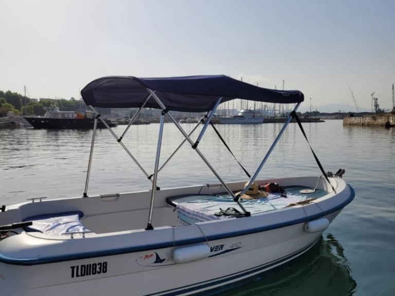 Hire Motorboat Quicksilver with a boat licence