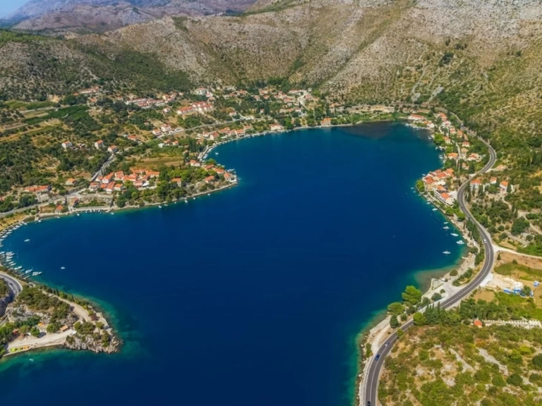 Hire Motorboat Elan with a boat licence