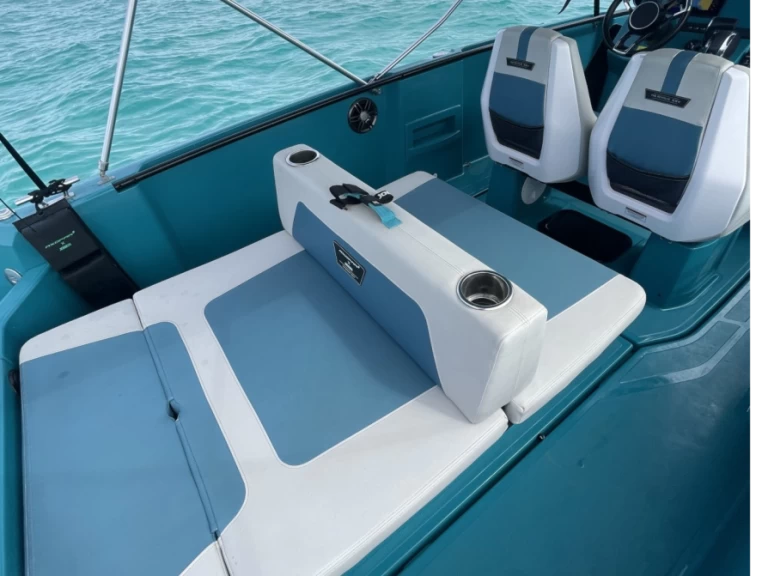 Hire Motorboat Axopar with a boat licence
