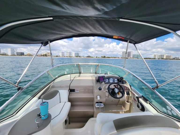 Charter a Sea Ray Sea Ray 240 Sundancer in Lighthouse PT on Samboat