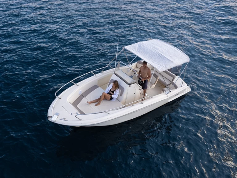 Hire Motorboat Scout with a boat licence