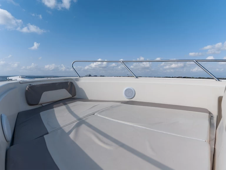 Motorboat to hire Roses at the best price