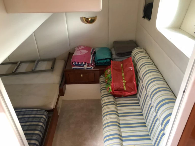 Hire Luxury Yacht Baia with a boat licence