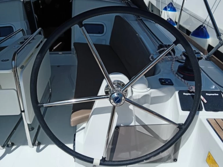 Hire Sailboat Jeanneau with a boat licence
