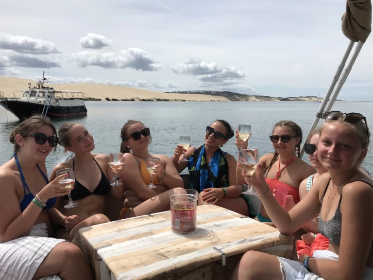 Charter a Jeanneau Merry Fisher 795 in Lège-Cap-Ferret on Samboat