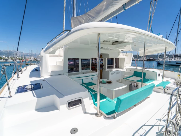 Hire Catamaran Lagoon with a boat licence