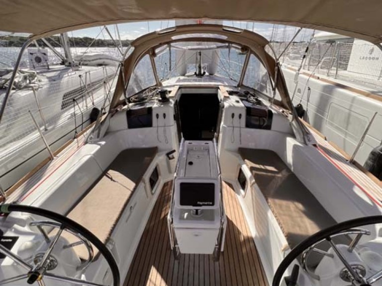 Hire Sailboat Jeanneau with a boat licence