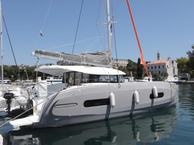 Catamaran to hire Pula at the best price